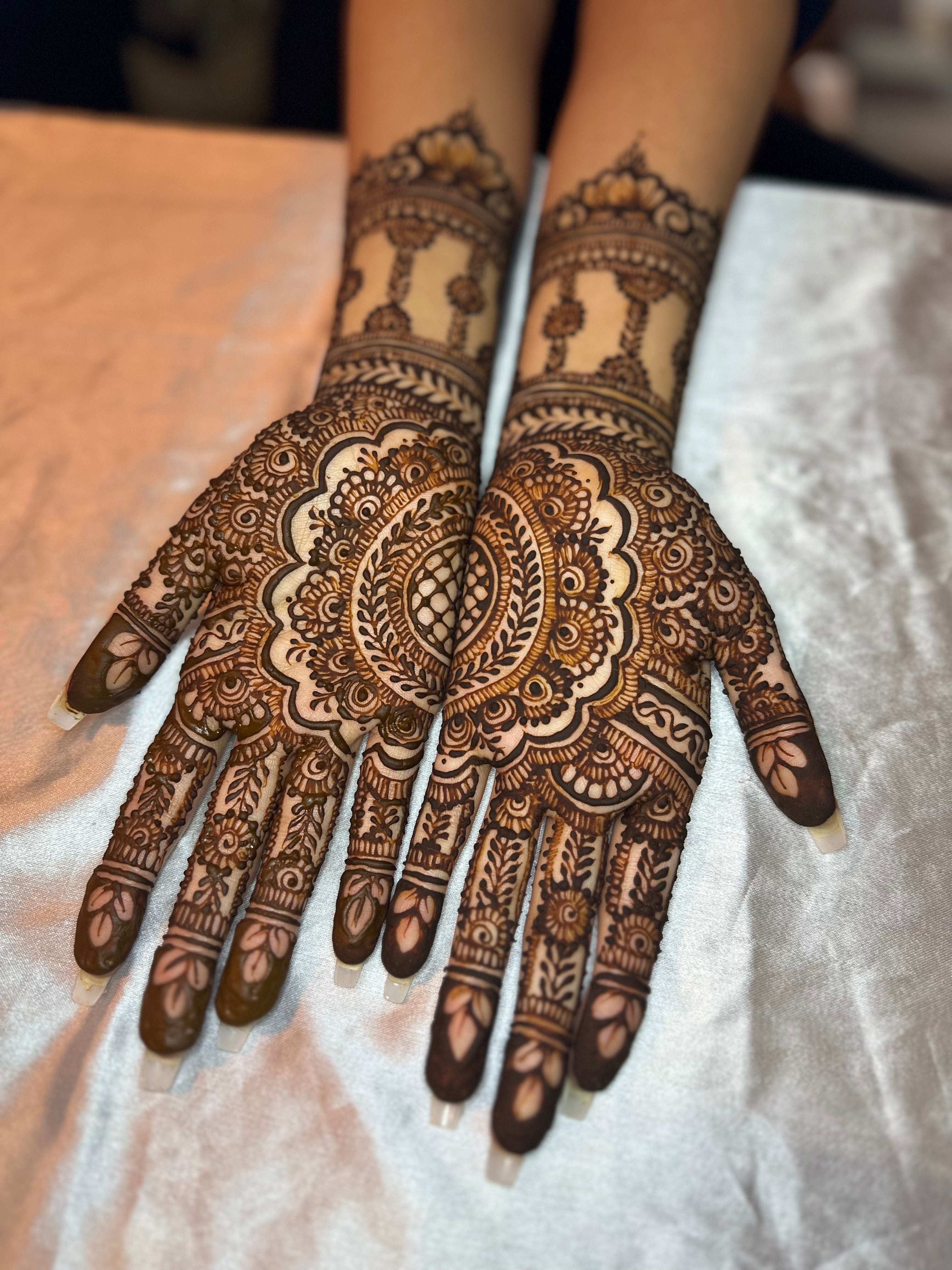 6 Hacks That Will Help You To Darken Your Bridal Mehendi Like Anything! |  WedMeGood